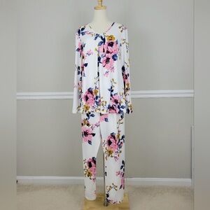 Anyally Woman's White Floral Pajama Set